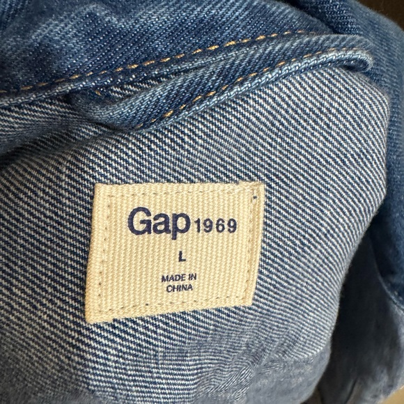 Gap Blue Lightweight Denim Jacket with Pointed Collar and Standard Fit - Picture 10 of 10